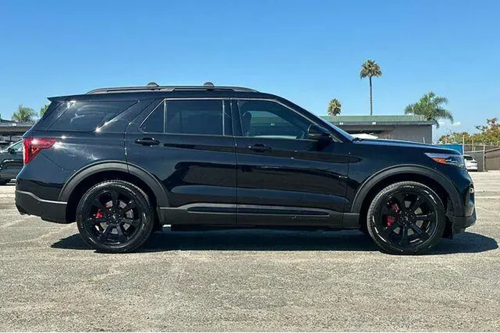 $27775 : Ford Explorer 2021 AWD ST 4d image 2