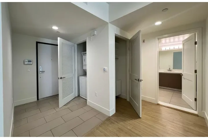 $1500 : 1Bed 1 bath Apt in Koreatown image 8