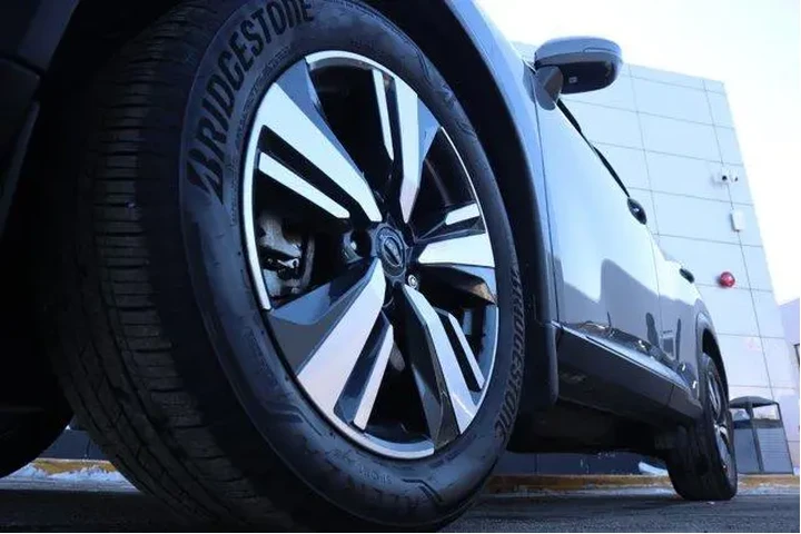 $32432 : Nissan Rogue 2025 AWD SL 4dr image 9