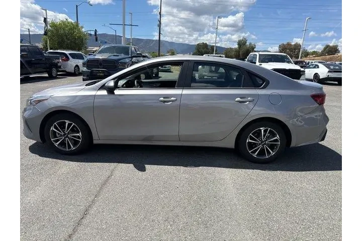$18972 : Kia Forte 2023 LXS 4dr Sedan image 4