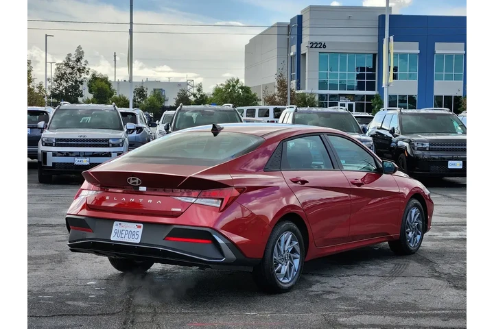 $22801 : Hyundai ELANTRA Hybrid 2025 image 8