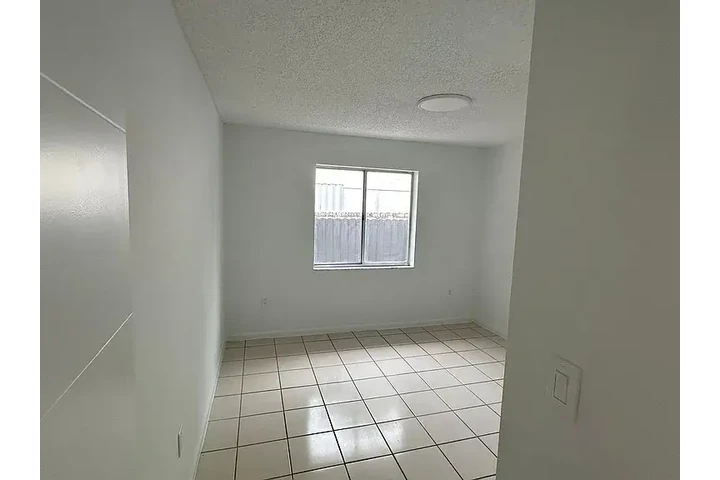 $800 : Recently renovated 2/1 Duplex! image 5