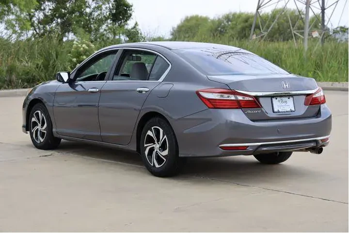 $14248 : Honda Accord 2016 LX 4dr Sed image 6
