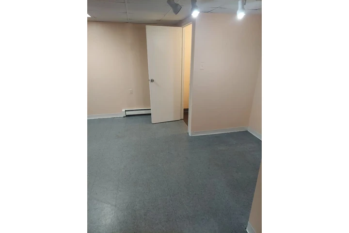 $1000 : Oficina  Junction Bvd 40ave. image 3