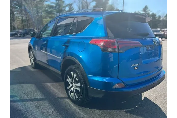 $14795 : Toyota RAV4 2017 AWD LE 4dr image 5