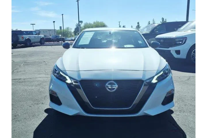 $14188 : Nissan Altima 2019 2.5 SR 4d image 2