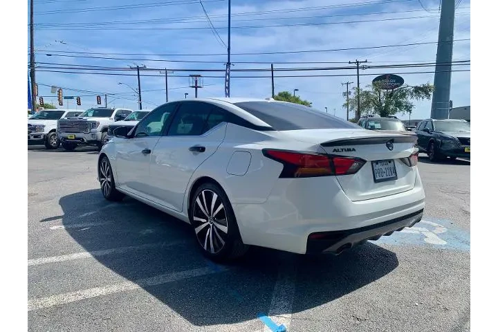 $10998 : Nissan Altima 2019 2.5 SR 4d image 2