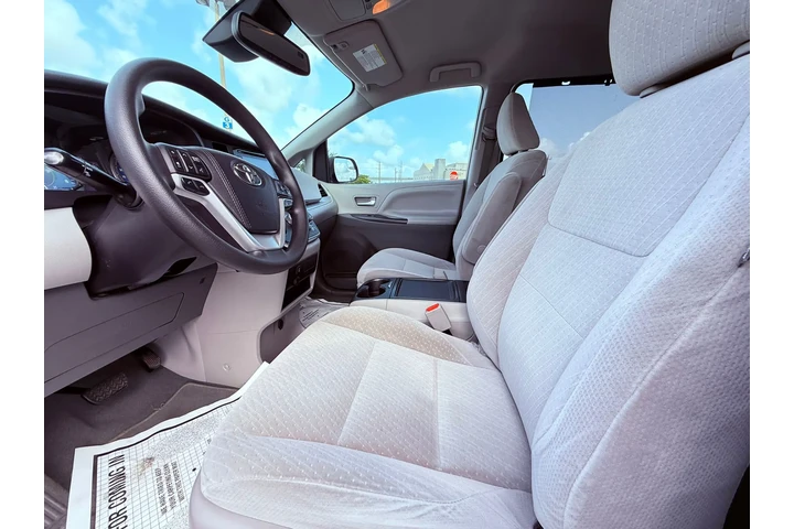 $17995 : Toyota Sienna image 3