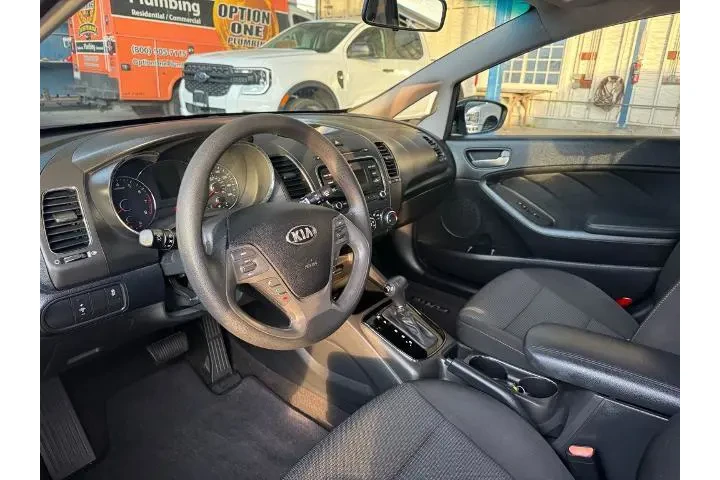 $9489 : Kia Forte5 2017 LX 4dr Hatch image 4