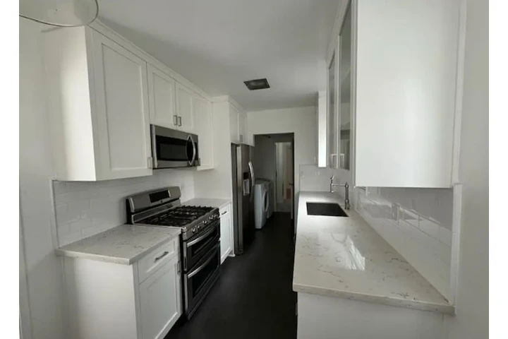 $2400 : 3 Bedroom Home in Los Angeles image 2