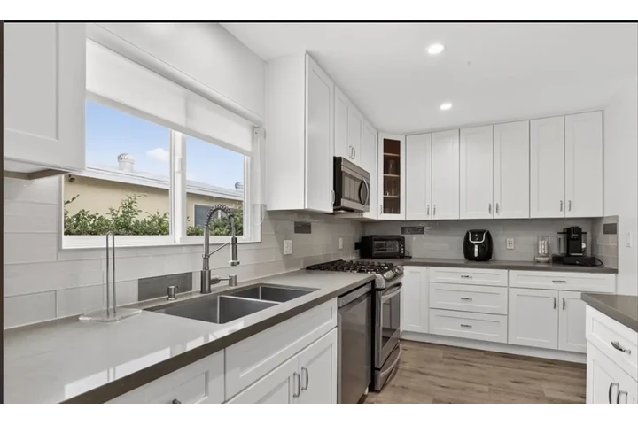 $1000 : Beautifully remodeled Woodland image 5