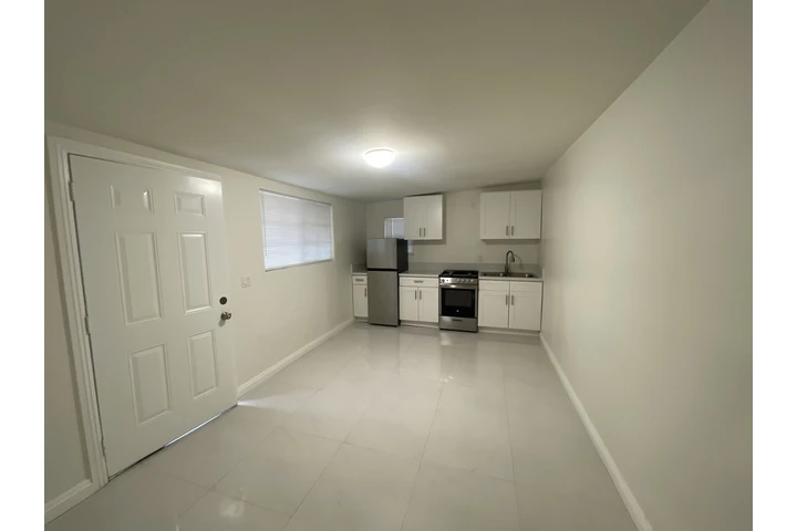 $1600 : Rento Casita ,atras de casa image 3