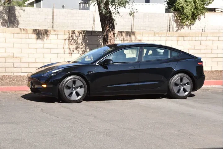 2021 Model 3 Standard Range P image 8