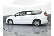 $39740 : Chrysler Voyager 2026 LX 4dr thumbnail