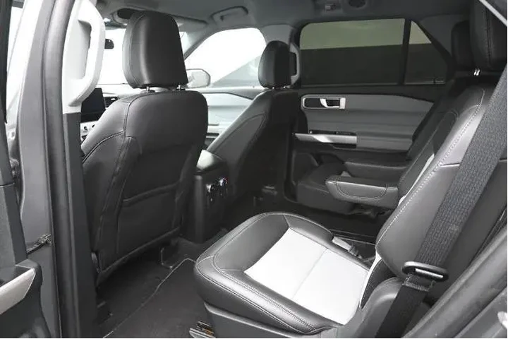 $36087 : Ford Explorer 2024 XLT 4dr S image 2
