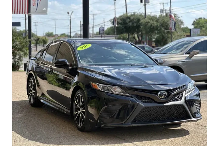 $23999 : 2019 Camry L image 4