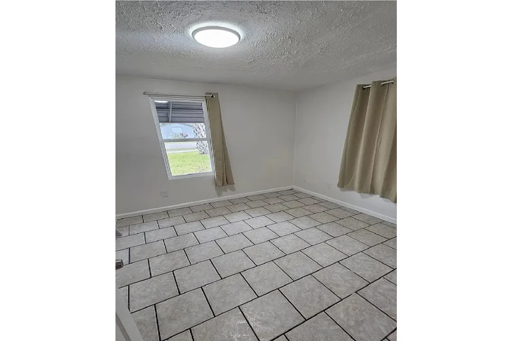 $900 : charming 2-bedroom 1-bed image 3