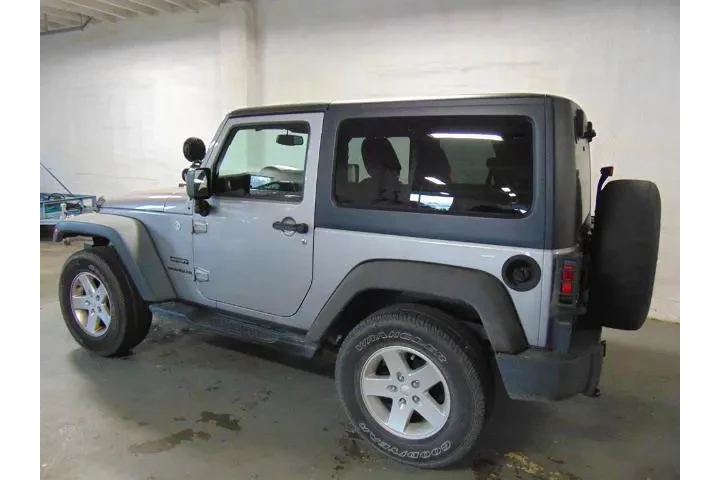 $12800 : Jeep Wrangler 2013 4x4 Sport image 4
