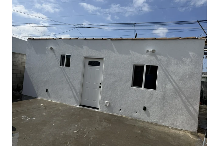 $2200 : Se renta Unidad/casa de atras image 4