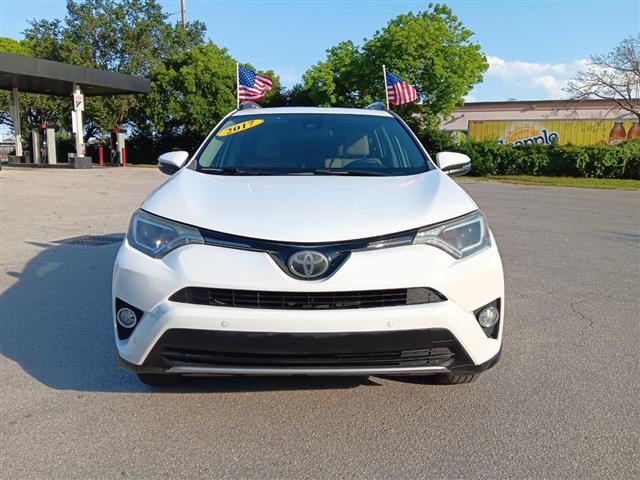 $1500 : Toyota rav4 2017 image 2