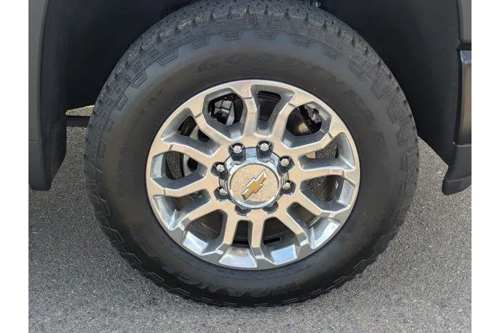 Chevrolet Silverado 2500HD 2 image 10