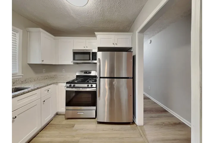 $1050 : SINGLE FAMILY HOUSE image 1