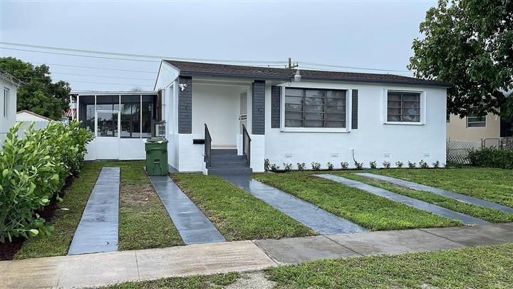 $800 : charming HOME ..Hialeah, FL image 1