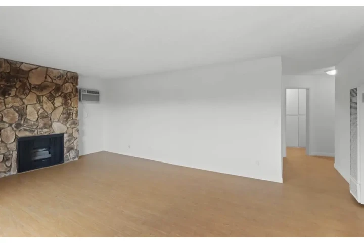 $1500 : 1 Bed 1 Bath Apt in Carson image 3