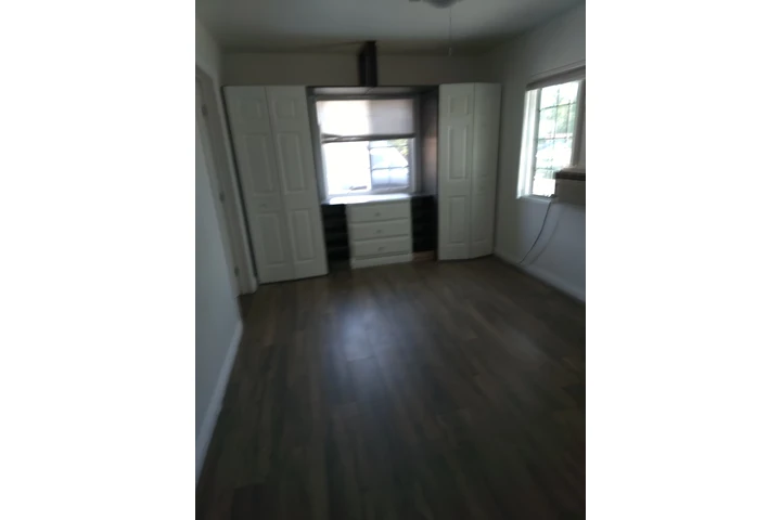 $8 : Renta image 2