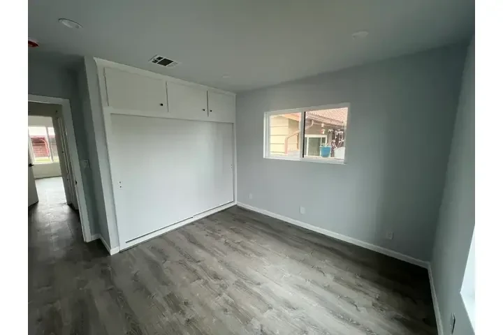 $1800 : Downey 3 & 3 Available image 7