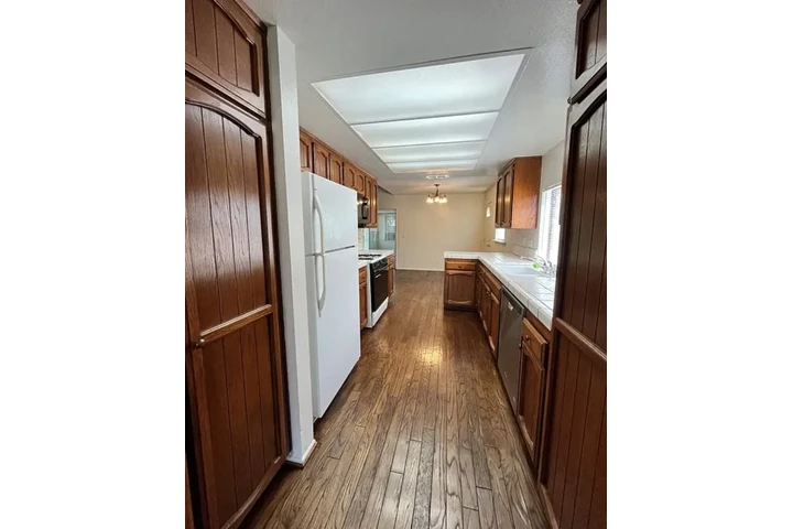 $2550 : 3 bedroom house in Koreatown image 5