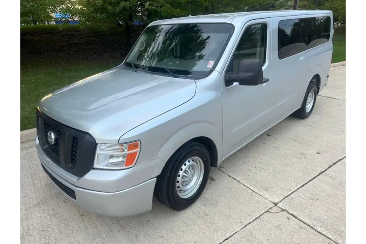 $19997 : 2019 NV 3500 HD S image 10