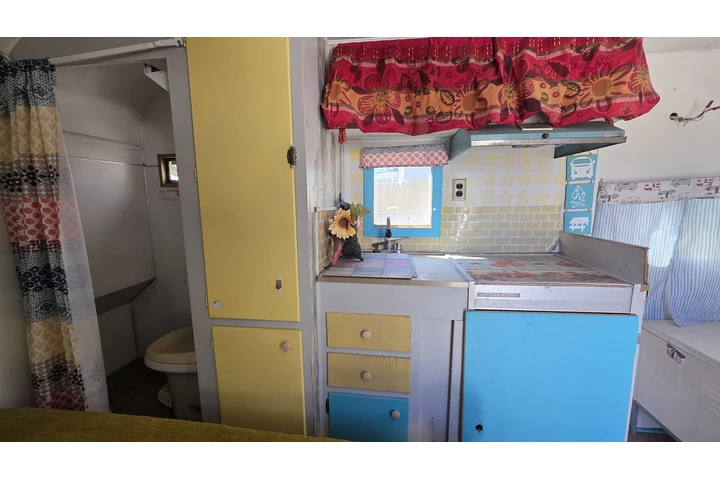 $1900 : Canned Ham Trailer image 3