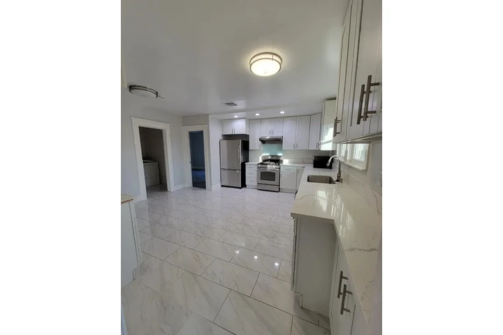 $4200 : 3 bedroom house available image 1