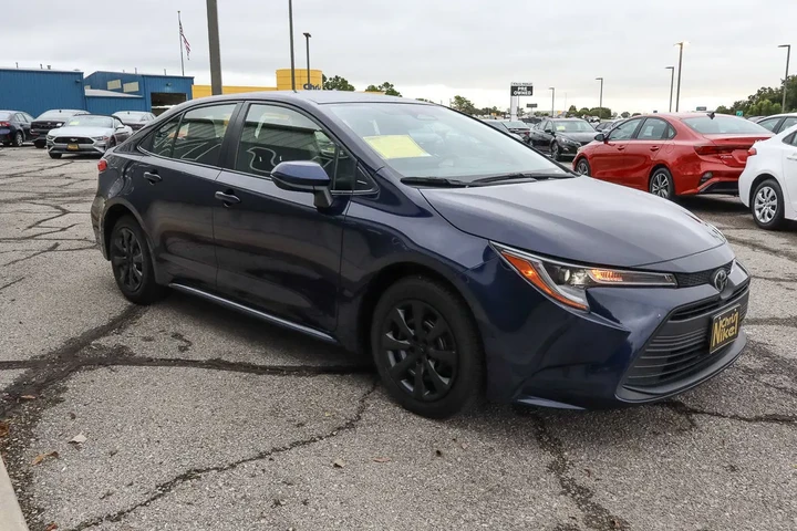$19588 : 2023 Corolla LE image 3