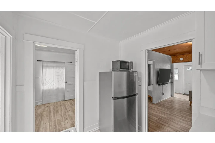$800 : Home includes 2 bedrooms ! image 4