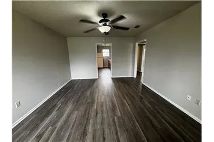 $750 : Rental property with 2 bedro image 5