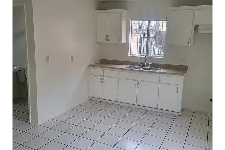 $1150 : Hot 1bd 1ba at Huntington image 3