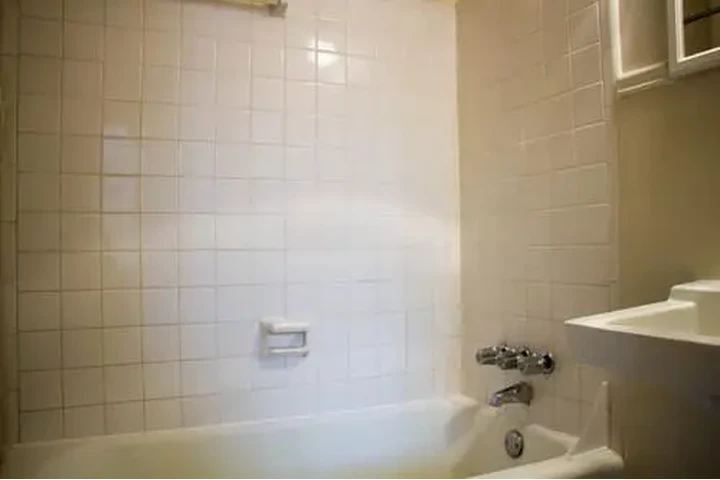 $1100 : Maywood CA con armario y baño. image 6