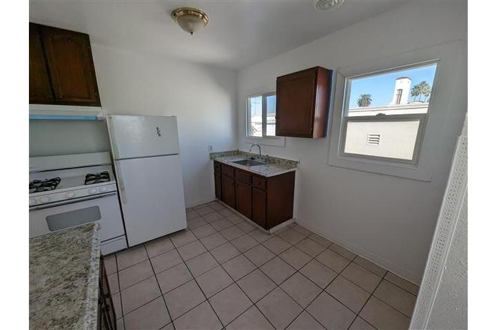 L.A.UPSTAIRS 2 BEDROOM APT image 6