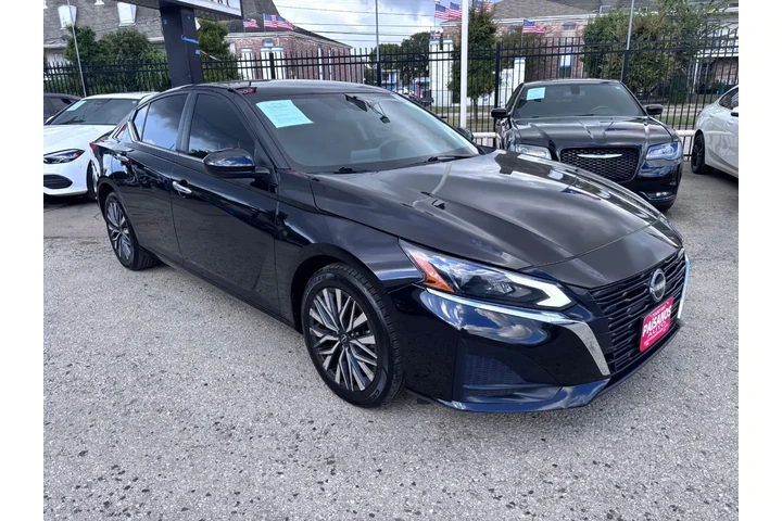 2023 Altima SV image 3