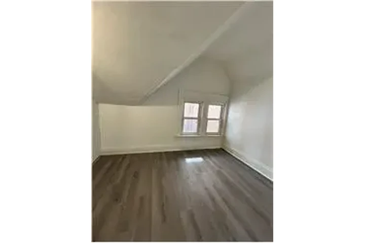$450 : Rental property with 1 bedro image 5