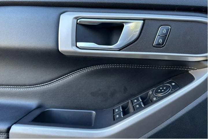 $29950 : Ford Explorer 2023 AWD XLT 4 image 9