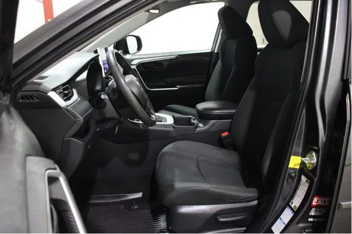 $29998 : Toyota RAV4 2023 AWD LE 4dr image 3