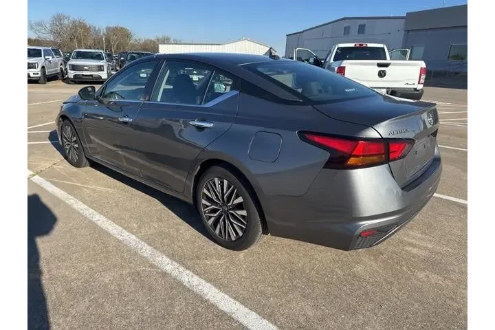 $20400 : Nissan Altima 2024 2.5 SV 4d image 3