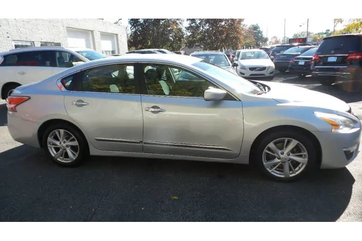 $8000 : 2014 Altima 2.5 SV image 4