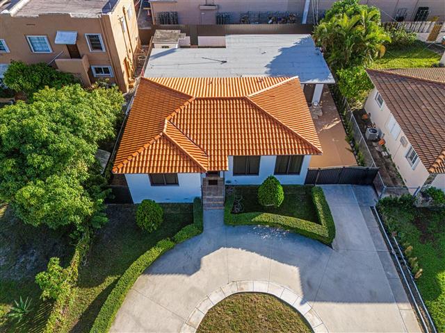 $2998 : Rento casa Coral Gables  airpo image 9