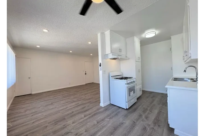 $1950 : 2 Bedroom Apt in James M Wood image 2