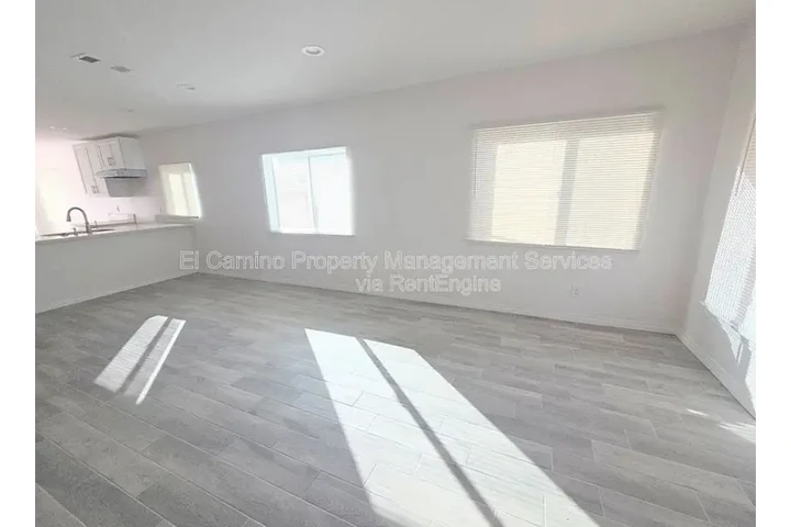 $2050 : 3 BEDROOM HOUSE GARAGE PARKING image 1