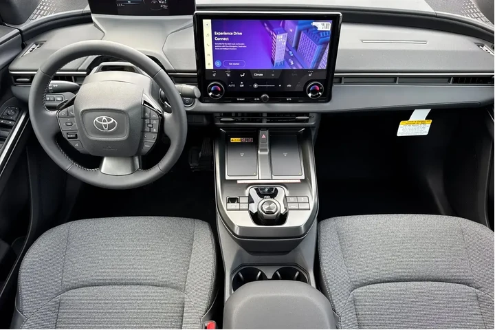 $33900 : Toyota bZ 2026 XLE Plus 4dr image 6